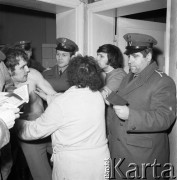 Lata 70., Szczecin, Polska.
Interwencja milicji w mieszkaniu nietrzeźwych lokatorów.
Fot. Maciej Jasiecki, Fundacja Ośrodka KARTA