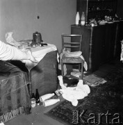 Lata 70., Szczecin, Polska.
Interwencja milicji w mieszkaniu nietrzeźwych lokatorów.
Fot. Maciej Jasiecki, Fundacja Ośrodka KARTA