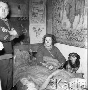 Lata 70., Szczecin, Polska.
Interwencja milicji w mieszkaniu nietrzeźwych lokatorów.
Fot. Maciej Jasiecki, Fundacja Ośrodka KARTA