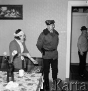 Lata 70., Szczecin, Polska.
Interwencja milicji w mieszkaniu nietrzeźwych lokatorów.
Fot. Maciej Jasiecki, Fundacja Ośrodka KARTA