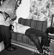 Lata 70., Szczecin, Polska.
Interwencja milicji w mieszkaniu nietrzeźwych lokatorów.
Fot. Maciej Jasiecki, Fundacja Ośrodka KARTA