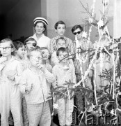 Lata 70., Szczecin, Polska.
Dzieci w klinice okulistycznej. 
Fot. Maciej Jasiecki, Fundacja Ośrodka KARTA