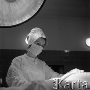 Lata 70., Szczecin, Polska.
Reportaż dotyczący Kliniki Położnictwa i Chorób Kobiecych Pomorskiej Akademii Medycznej. Sala operacyjna.
Fot. Maciej Jasiecki, Fundacja Ośrodka KARTA