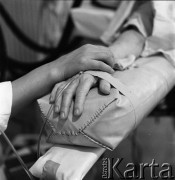 Lata 70., Szczecin, Polska.
Reportaż dotyczący Kliniki Położnictwa i Chorób Kobiecych Pomorskiej Akademii Medycznej. Sala operacyjna.
Fot. Maciej Jasiecki, Fundacja Ośrodka KARTA