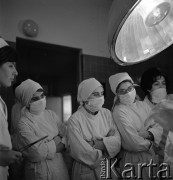 Lata 70., Szczecin, Polska.
Reportaż dotyczący Kliniki Położnictwa i Chorób Kobiecych Pomorskiej Akademii Medycznej. Personel medyczny przygląda się przyjmowaniu porodu.
Fot. Maciej Jasiecki, Fundacja Ośrodka KARTA