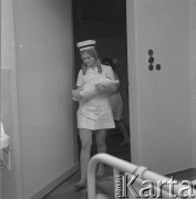 Lata 70., Szczecin, Polska.
Reportaż dotyczący Kliniki Położnictwa i Chorób Kobiecych Pomorskiej Akademii Medycznej. Pielęgniarka z noworodkiem.
Fot. Maciej Jasiecki, Fundacja Ośrodka KARTA