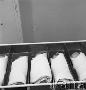 Lata 70., Szczecin, Polska.
Reportaż dotyczący Kliniki Położnictwa i Chorób Kobiecych Pomorskiej Akademii Medycznej. Noworodki.
Fot. Maciej Jasiecki, Fundacja Ośrodka KARTA