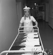 Lata 70., Szczecin, Polska.
Reportaż dotyczący Kliniki Położnictwa i Chorób Kobiecych Pomorskiej Akademii Medycznej. Pielęgniarka z noworodkami.
Fot. Maciej Jasiecki, Fundacja Ośrodka KARTA