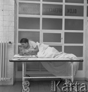 Lata 70., Szczecin, Polska.
Reportaż dotyczący Kliniki Położnictwa i Chorób Kobiecych Pomorskiej Akademii Medycznej. Pacjentka.
Fot. Maciej Jasiecki, Fundacja Ośrodka KARTA