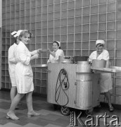 Lata 70., Szczecin, Polska.
Reportaż dotyczący Kliniki Położnictwa i Chorób Kobiecych Pomorskiej Akademii Medycznej. Wydawanie obiadu.
Fot. Maciej Jasiecki, Fundacja Ośrodka KARTA
