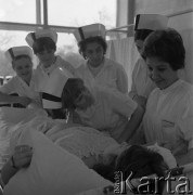 Lata 70., Szczecin, Polska.
Reportaż dotyczący Kliniki Położnictwa i Chorób Kobiecych Pomorskiej Akademii Medycznej. Badanie pacjentki.
Fot. Maciej Jasiecki, Fundacja Ośrodka KARTA