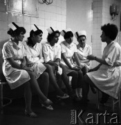 Lata 70., Szczecin, Polska.
Reportaż dotyczący Kliniki Położnictwa i Chorób Kobiecych Pomorskiej Akademii Medycznej. Odprawa pielęgniarek.
Fot. Maciej Jasiecki, Fundacja Ośrodka KARTA