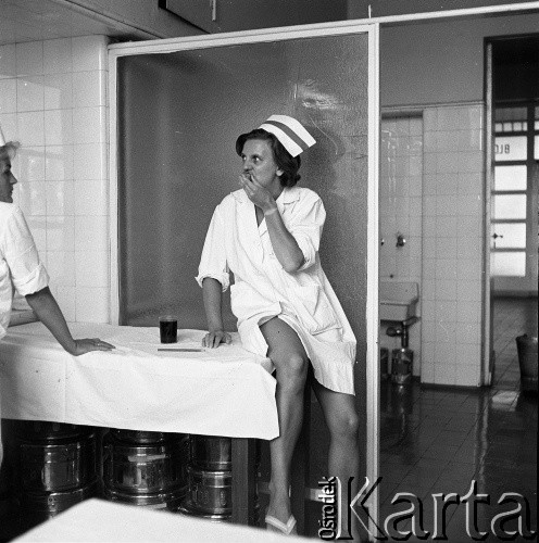 Lata 70., Szczecin, Polska.
Reportaż dotyczący Kliniki Położnictwa i Chorób Kobiecych Pomorskiej Akademii Medycznej. Przerwa w pracy.
Fot. Maciej Jasiecki, Fundacja Ośrodka KARTA