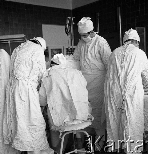 Lata 70., Szczecin, Polska.
Reportaż dotyczący Kliniki Położnictwa i Chorób Kobiecych Pomorskiej Akademii Medycznej. Przyjmowanie porodu na sali operacyjnej.
Fot. Maciej Jasiecki, Fundacja Ośrodka KARTA