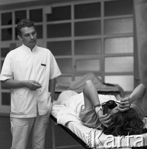 Lata 70., Szczecin, Polska.
Reportaż dotyczący Kliniki Położnictwa i Chorób Kobiecych Pomorskiej Akademii Medycznej. Pacjentka telefonuje w obecności lekarza.
Fot. Maciej Jasiecki, Fundacja Ośrodka KARTA