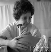 Lata 70., Szczecin, Polska.
Reportaż dotyczący Kliniki Położnictwa i Chorób Kobiecych Pomorskiej Akademii Medycznej. Badanie pacjentki.
Fot. Maciej Jasiecki, Fundacja Ośrodka KARTA