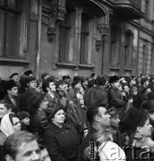 Lata 70, Szczecin, Polska.
Ludzie obserwują gaszenie pożaru.
Fot. Maciej Jasiecki, zbiory Ośrodka KARTA