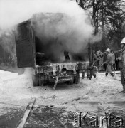 Lata 70, Szczecin, Polska.
Gaszenie pożaru.
Fot. Maciej Jasiecki, zbiory Ośrodka KARTA