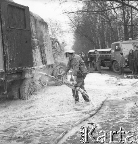Lata 70, Szczecin, Polska.
Gaszenie pożaru.
Fot. Maciej Jasiecki, zbiory Ośrodka KARTA