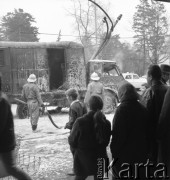 Lata 70, Szczecin, Polska.
Gaszenie pożaru.
Fot. Maciej Jasiecki, zbiory Ośrodka KARTA