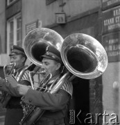 Lata 70., Szczecin, Polska.
Ślub mł. sierżanta Milicji Obywatelskiej w Urzędzie Stanu Cywilnego przy ul. Mickiewicza. Orkiestra dęta.
Fot. Maciej Jasiecki, zbiory Ośrodka KARTA