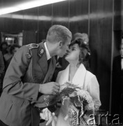 Lata 70., Szczecin, Polska.
Ślub mł. sierżanta Milicji Obywatelskiej w Urzędzie Stanu Cywilnego przy ul. Mickiewicza.
Fot. Maciej Jasiecki, zbiory Ośrodka KARTA