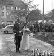 Lata 70., Szczecin, Polska.
Ślub mł. sierżanta Milicji Obywatelskiej w Urzędzie Stanu Cywilnego przy ul. Mickiewicza. 
Fot. Maciej Jasiecki, zbiory Ośrodka KARTA