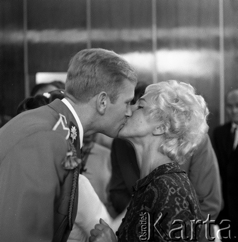 Lata 70., Szczecin, Polska.
Ślub mł. sierżanta Milicji Obywatelskiej w Urzędzie Stanu Cywilnego przy ul. Mickiewicza. 
Fot. Maciej Jasiecki, zbiory Ośrodka KARTA