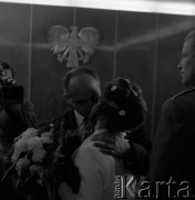 Lata 70., Szczecin, Polska.
Ślub mł. sierżanta Milicji Obywatelskiej w Urzędzie Stanu Cywilnego przy ul. Mickiewicza. 
Fot. Maciej Jasiecki, zbiory Ośrodka KARTA