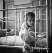 Lata 70., Szczytna (?), Polska.
Zakład opiekuńczy dla upośledzonych dzieci.
Fot. Maciej Jasiecki, zbiory Ośrodka KARTA