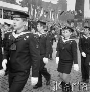 Lata 70., Szczecin, Polska.
Studenci Wyższej Szkoły Morskiej w czasie defilady.  W głębi budynek Urzędu Wojewódzkiego.
Fot. Maciej Jasiecki, Fundacja Ośrodka KARTA