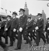Lata 70., Szczecin, Polska.
Pochód.  W głębi budynek Urzędu Wojewódzkiego.
Fot. Maciej Jasiecki, Fundacja Ośrodka KARTA