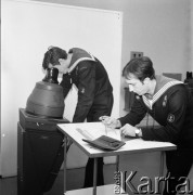 Lata 70., Szczecin, Polska.
Studenci Wyższej Szkoły Morskiej.
Fot. Maciej Jasiecki, Fundacja Ośrodka KARTA