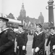 Lata 70., Szczecin, Polska.
Studenci Wyższej Szkoły Morskiej. W głębi budynek Urzędu Wojewódzkiego.
Fot. Maciej Jasiecki, Fundacja Ośrodka KARTA