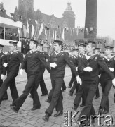 Lata 70., Szczecin, Polska.
Studenci Wyższej Szkoły Morskiej.  W głębi budynek Urzędu Wojewódzkiego.
Fot. Maciej Jasiecki, Fundacja Ośrodka KARTA