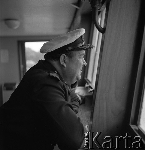 1972, brak miejsca.
Kapitan żeglugi wielkiej Karol Brandys. Zdjęcie wykonane w czasie rejsu MS Gliwice II. 
Fot. Maciej Jasiecki, zbiory Ośrodka KARTA
