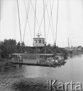 1972, brak miejsca.
Przeprawa. Zdjęcie wykonane w czasie rejsu MS Gliwice II do Hamburga.
Fot. Maciej Jasiecki, zbiory Ośrodka KARTA