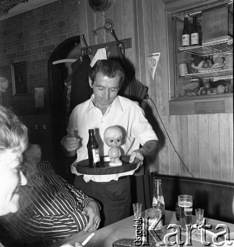 1972, brak miejsca.
Zabawa członków załogi. Zdjęcie wykonane w czasie rejsu MS Gliwice II do Hamburga.. 
Fot. Maciej Jasiecki, zbiory Ośrodka KARTA