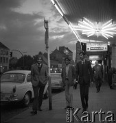 1972, Hamburg, Republika Federalna Niemiec.
Przechodnie. Zdjęcie wykonane w czasie rejsu MS Gliwice II. 
Fot. Maciej Jasiecki, zbiory Ośrodka KARTA