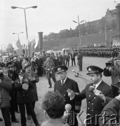 1972, Szczecin, Polska.
Uroczystość zorganizowana po ukończeniu tysięcznego rejsu przez MS Sołdek i MS Jedność Robotnicza. Nz. m.in. kapitan Jan Podsiadły (w środku).
Fot. Maciej Jasiecki, zbiory Ośrodka KARTA