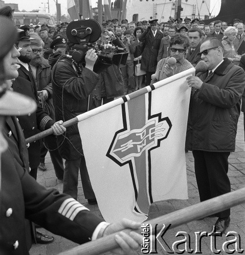 1972, Szczecin, Polska.
Uroczystość zorganizowana po ukończeniu tysięcznego rejsu przez MS Sołdek i MS Jedność Robotnicza. Odbyła się przy Wałach Chrobrego, MS Sołdek został odznaczony orderem Sztandaru Pracy i Gryfa Pomorskiego.
Fot. Maciej Jasiecki, zbiory Ośrodka KARTA