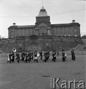 1972, Szczecin, Polska.
Uroczystość zorganizowana po ukończeniu tysięcznego rejsu przez MS Sołdek i MS Jedność Robotnicza. Odbyła się przy Wałach Chrobrego, MS Sołdek został odznaczony orderem Sztandaru Pracy i Gryfa Pomorskiego. Nz. orkiestra dęta. 
Fot. Maciej Jasiecki, zbiory Ośrodka KARTA