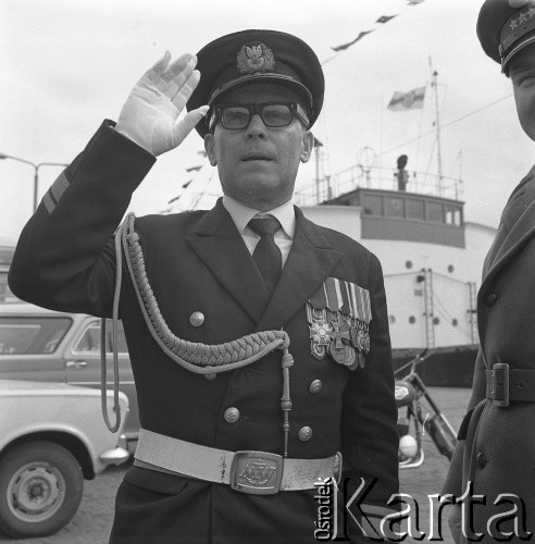 1972, Szczecin, Polska.
Uroczystość zorganizowana po ukończeniu tysięcznego rejsu przez MS Sołdek i MS Jedność Robotnicza. Odbyła się przy Wałach Chrobrego, MS Sołdek został odznaczony orderem Sztandaru Pracy i Gryfa Pomorskiego.
Fot. Maciej Jasiecki, zbiory Ośrodka KARTA