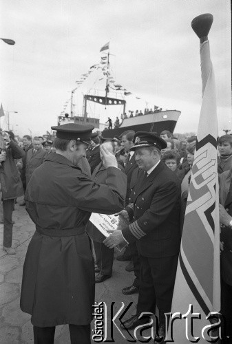 1972, Szczecin, Polska.
Uroczystość zorganizowana po ukończeniu tysięcznego rejsu przez MS Sołdek i MS Jedność Robotnicza. Nz. z tabliczką kapitan Jan Podsiadły.
Fot. Maciej Jasiecki, zbiory Ośrodka KARTA