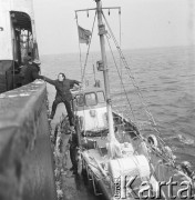 1972, brak miejsca.
Marynarz wspina się na burtę MS Jedność Robotnicza.
Fot. Maciej Jasiecki, zbiory Ośrodka KARTA