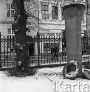 1972, Kopenhaga, Dania.
Pomnik, w głębi sklep 