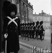 1972, Kopenhaga, Dania.
Żołnierze w strojach historycznych z czapkami z niedźwiedziego futra przed pałacem królewskim Amalienborg. Zdjęcie zrobione w czasie rejsu MS Jedność Robotnicza.
Fot. Maciej Jasiecki, zbiory Ośrodka KARTA