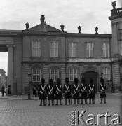 1972, Kopenhaga, Dania.
Żołnierze w strojach historycznych z czapkami z niedźwiedziego futra przed pałacem królewskim Amalienborg. Zdjęcie zrobione w czasie rejsu MS Jedność Robotnicza.
Fot. Maciej Jasiecki, zbiory Ośrodka KARTA