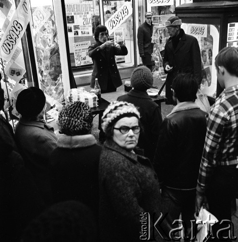 1972, Kopenhaga, Dania.
Handel uliczny. Zdjęcie zrobione w czasie rejsu MS Jedność Robotnicza.
Fot. Maciej Jasiecki, zbiory Ośrodka KARTA