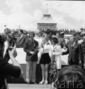 24.06.1973, Szczecin, Polska.
Powitanie kapitana Krzysztofa Baranowskiego po powrocie z samotnego rejsu dookoła świata wokół przylądka Horn na jachcie Polonez. Powrót Poloneza był centralnym wydarzeniem Centralnych Dni Morza. K. Baranowskiego witał ponad 120 tysięczny tłum. Nz. m.in. z kwiatami: kpt. Baranowski (1. z lewej), kapitan żeglugi morskiej Danuta Kobylińska-Walas (2. z prawej).
Fot. Maciej Jasiecki, zbiory Ośrodka KARTA